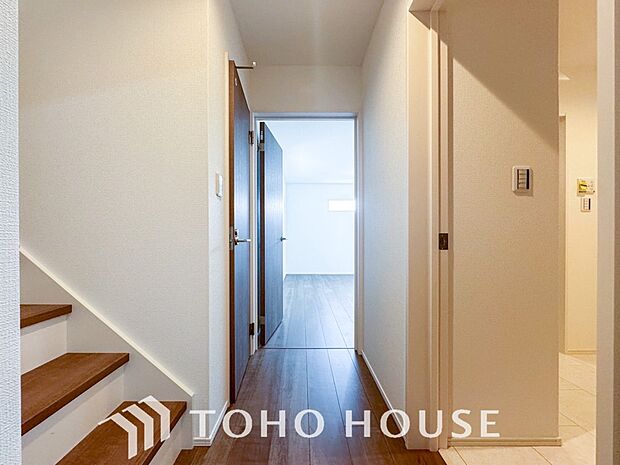 上質感漂う廊下。居住者の帰り、訪れる方を優しく迎える・安らぎに満ちた生活空間を予感させる。