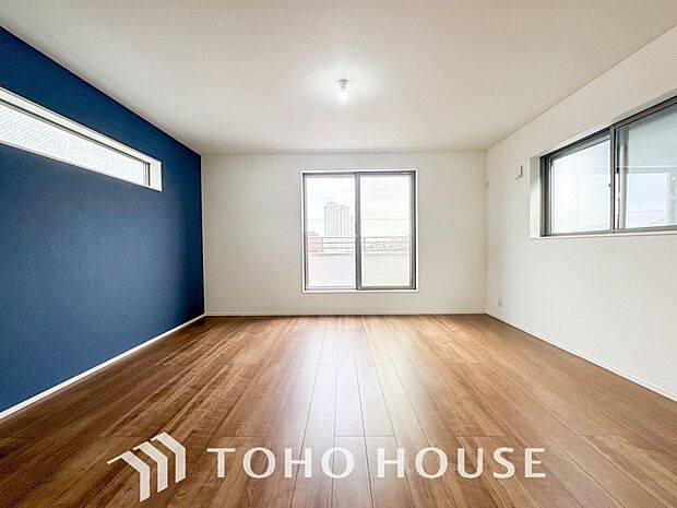 爽やかな色合いのフローリングと清潔感の溢れるクロスが明るい空間を創り出しているリビングダイニング。