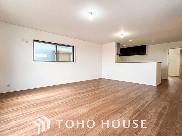 対面式キッチンのあるLDKで家族の会話が弾みます。