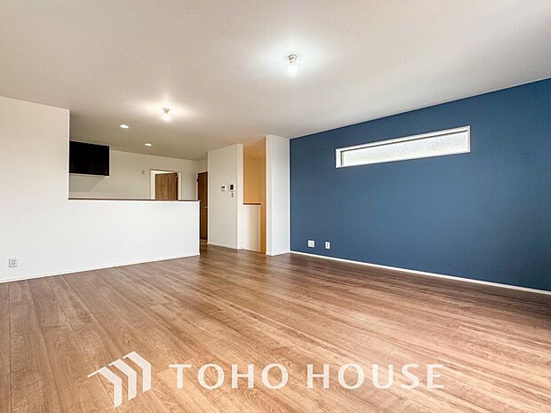 ご家族みんながゆったり寛げる広々リビング。上質な時間を育む暮らしのメインステージです。