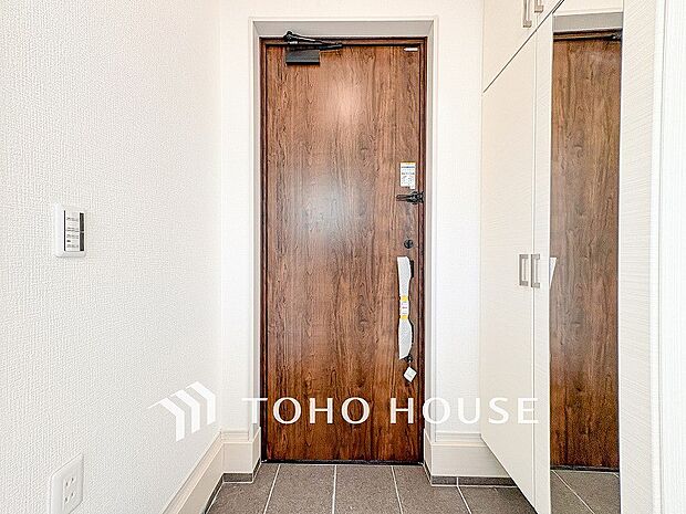 明るくコントラストのある、開放感と清潔感を兼ね備えた玄関。