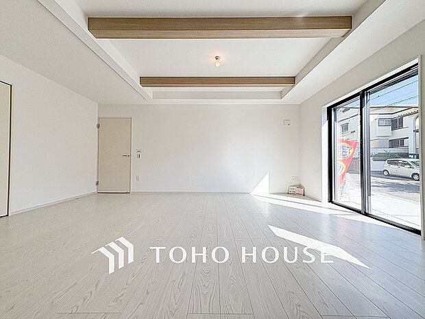 光と風があふれる開放的なリビングダイニングには自然と家族みんなが集まってきます。