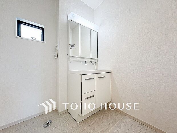 洗面台・洗面所三面鏡裏収納には化粧品や洗面用品類をすっきり整理できます。