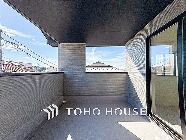 太陽の恵みをたっぷりと受けて、洗濯物も気持ちよく干せそうです。