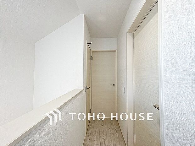 上質感漂う廊下。居住者の帰り、訪れる方を優しく迎える・安らぎに満ちた生活空間を予感させる。