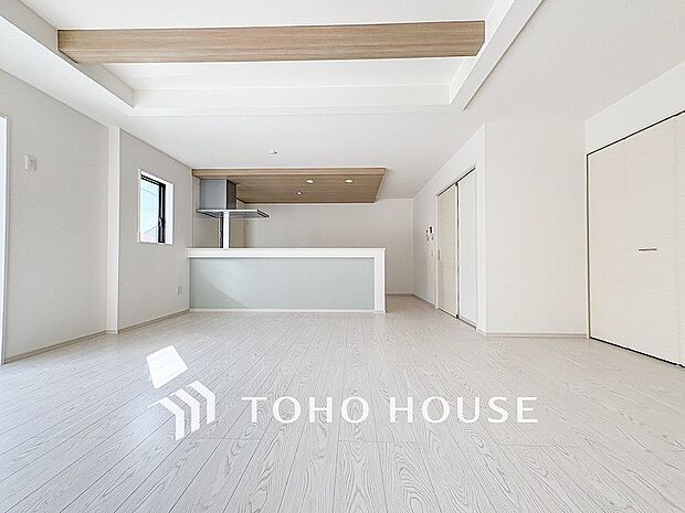 爽やかな色合いのフローリングと清潔感の溢れるクロスが明るい空間を創り出しているリビングダイニング。