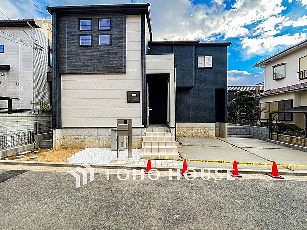 ダークなカラーの玄関ドアは重厚感があり、本邸宅に気品をプラス。重みのある外観に仕上がっています。