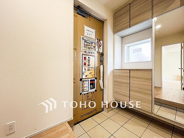 居住者の帰り、訪れる方を優しく迎えてくれる開放感のある玄関。