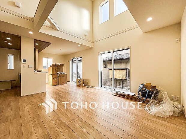 やわらかな陽射しがふりそそぎ、室内に開放感と爽快感をもたらします。