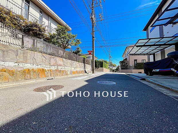 前面道路含む現地写真『快適』は「家」と「街」と「環境」が調和した時に訪れるだと改めて感じさせてくれます。