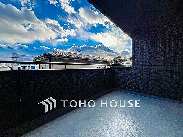 暮らしの中で光と風を演出してくれるバルコニー。