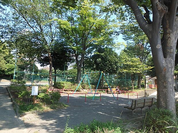 金沢区の昔ながらの地形が残る起伏のある公園。木々に囲まれ、お子様が走り回れる広場や遊具、木陰で休めるベンチがあります。