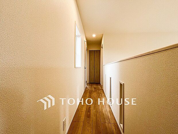 上質感漂う廊下。居住者の帰り、訪れる方を優しく迎える・安らぎに満ちた生活空間を予感させる。