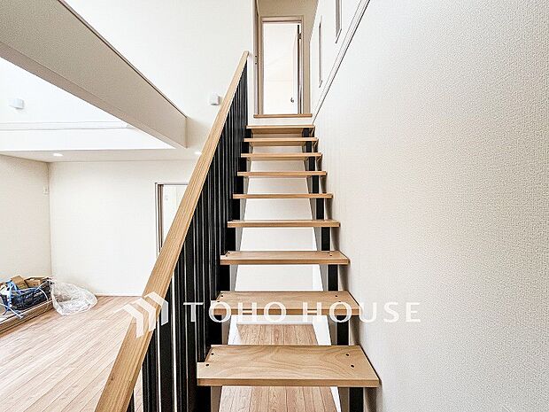 パブリックゾーンとプライベートゾーン繋ぐ階段。豊かな陽光が注ぎ込み、爽やかな住空間を演出。