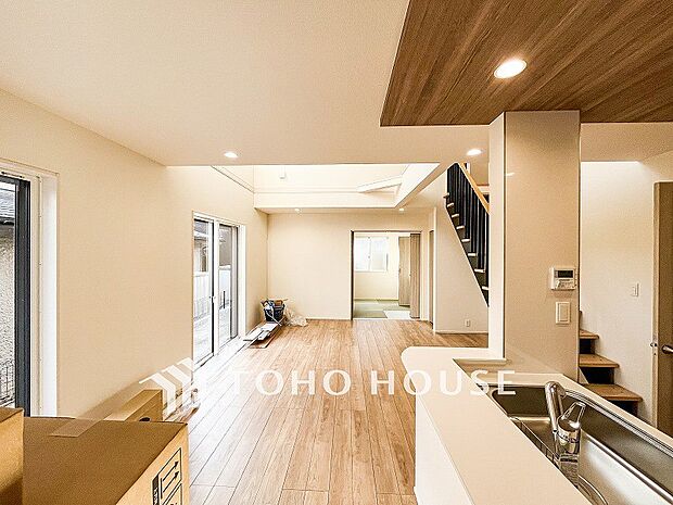 忙しい朝でも、しっかり家族が揃って食事をして頂けるゆとりある大きさのダイニングスペース。