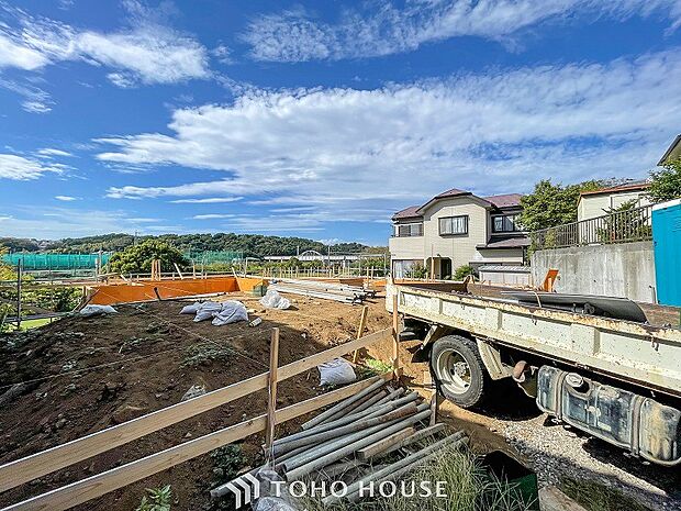 爽やかな青空の下に贅沢なほどに降り注ぐ陽光、豊かな居住性と、クオリティが見事に調和した住空間。