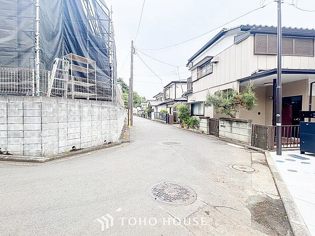 前面道路含む現地写真『快適』は「家」と「街」と「環境」が調和した時に訪れるだと改めて感じさせてくれます。