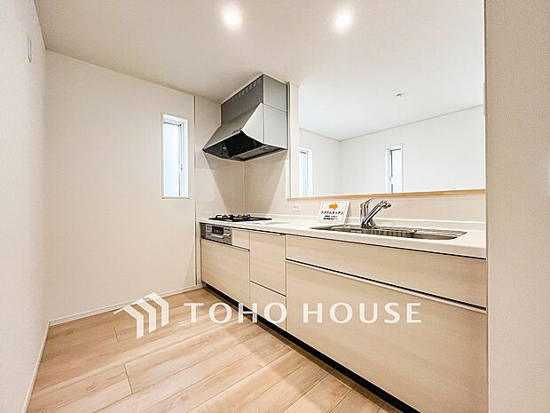 機能的で使い勝手のよさそうなキッチン。明るく清潔感があります。