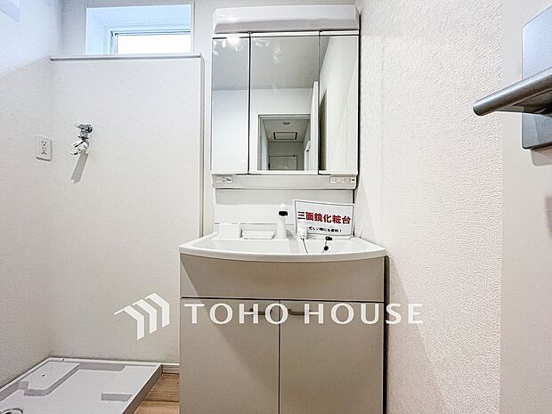 洗面台・洗面所パウダールームはナチュラルな雰囲気で清潔な印象。