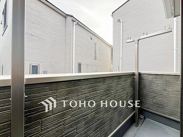 暮らしの中で光と風を演出してくれるバルコニー。