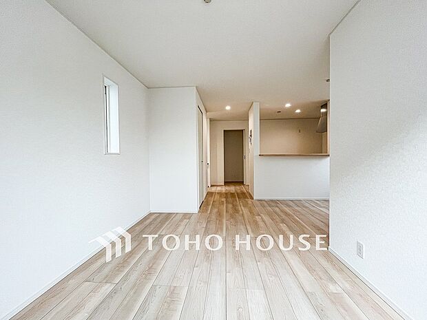 光と風があふれる開放的なリビングダイニングには自然と家族みんなが集まってきます。