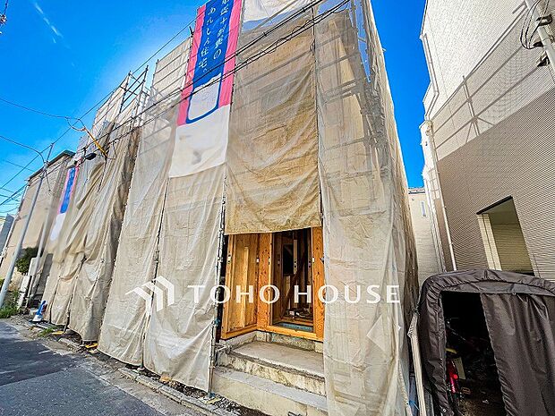 住む人や訪れる人やさしくエスコートする玄関アプローチ。