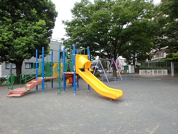 遊具やお砂場があり、小さなお子様の毎日の遊び場におすすめ。ボール遊びもできる広さがあります。