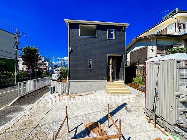 住む人や訪れる人やさしくエスコートする玄関アプローチ。