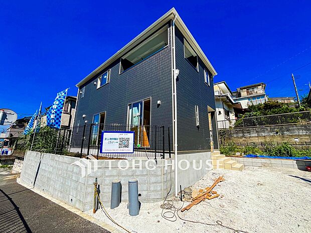 堂々たる趣ながら、主張し過ぎずどこか余裕を感じさせるシャープなフォルムで佇む邸宅。