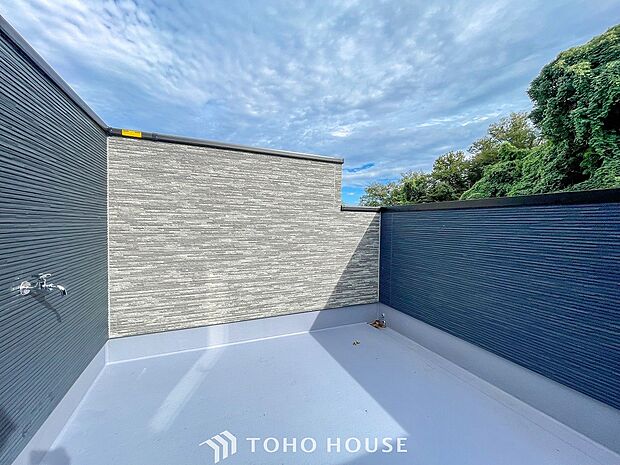 暮らしの中で光と風を演出してくれるバルコニー。