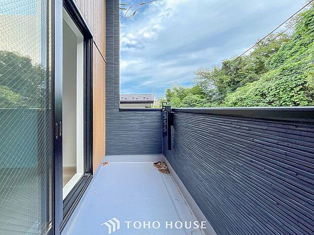 暮らしの中で光と風を演出してくれるバルコニー。