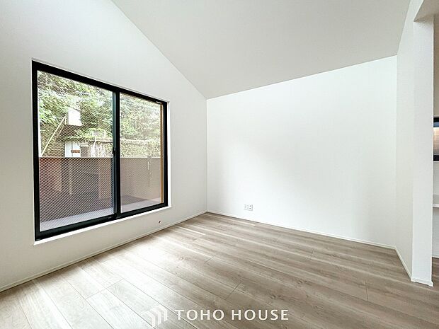 家族と過ごすひと時を溢れる光が優しく包み込むリビングダイニング。