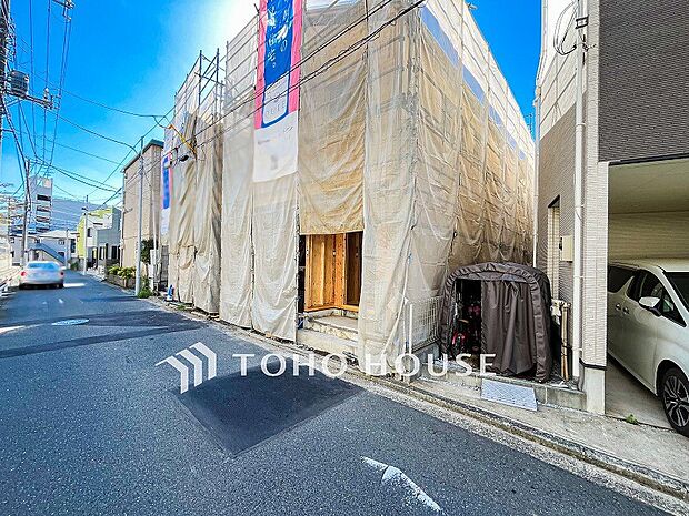 前面道路含む現地写真『快適』は「家」と「街」と「環境」が調和した時に訪れるだと改めて感じさせてくれます。