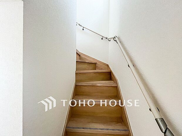 階段にはお子様やお年寄りに安心な手すりをご用意。