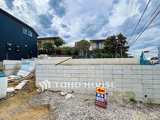 閑静な住宅街の一角、ひと時のくつろぎが生まれ、ゆっくりと愛着が育まれていきます。