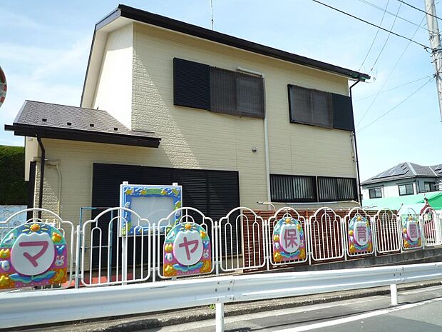 芝生の運動場・スウェーデン製の遊具が子ども達にも大評判。社会性に富んだ子供の育成に努力しています。