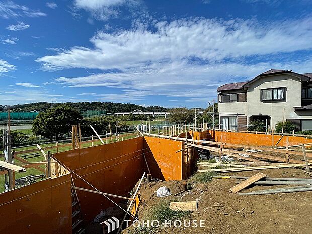 閑静な住宅街の陽当りに恵まれた土地。たくさんの想いが美しいカタチに彩られます。