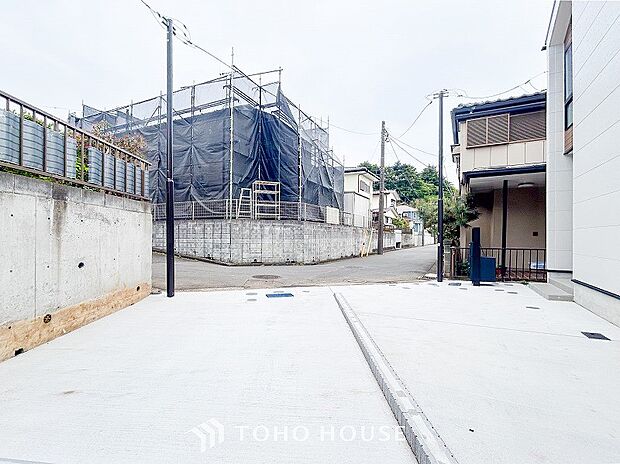 前面道路含む現地写真『快適』は「家」と「街」と「環境」が調和した時に訪れるだと改めて感じさせてくれます。