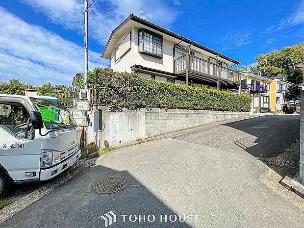 前面道路含む現地写真『快適』は「家」と「街」と「環境」が調和した時に訪れるだと改めて感じさせてくれます。