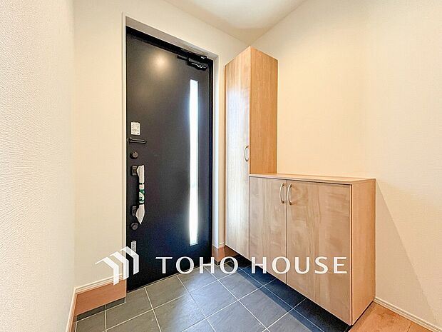 帰り着くたびに洗練されたテイストの空間に迎えられ誇りと喜びを感じる玄関まわりです。