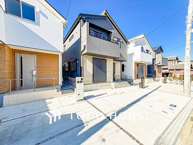 前面道路含む現地写真『快適』は「家」と「街」と「環境」が調和した時に訪れるだと改めて感じさせてくれます。