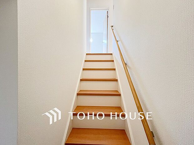 パブリックゾーンとプライベートゾーン繋ぐ階段。豊かな陽光が注ぎ込み、爽やかな住空間を演出。