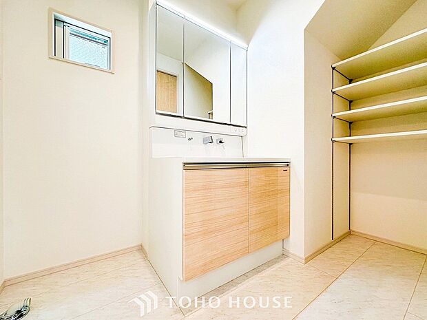 洗面台・洗面所パウダールームはナチュラルな雰囲気で清潔な印象。