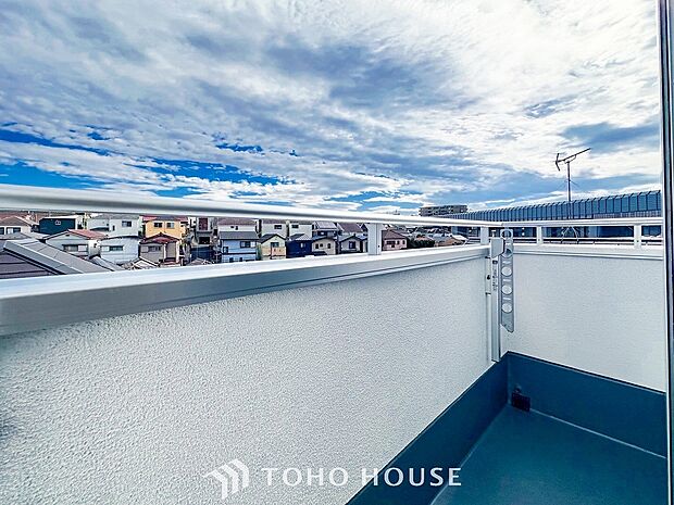 暮らしの中で光と風を演出してくれるバルコニー。