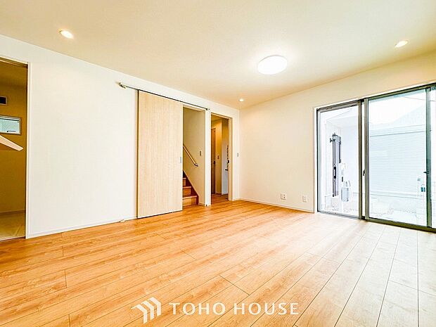 家族と過ごすひと時を溢れる光が優しく包み込むリビングダイニング。