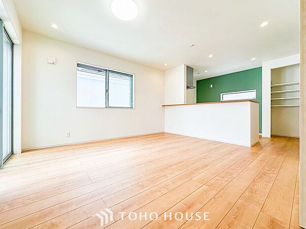 忙しい朝でも、しっかり家族が揃って食事をして頂けるゆとりある大きさのダイニングスペース。