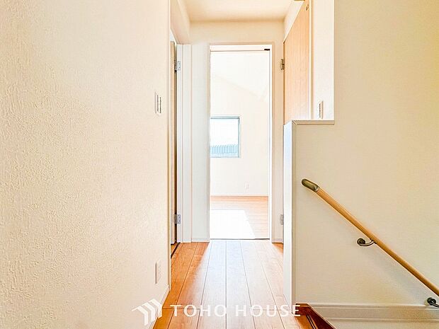 やわらかな陽射しがふりそそぎ、ゆったりした時間が流れる室内。