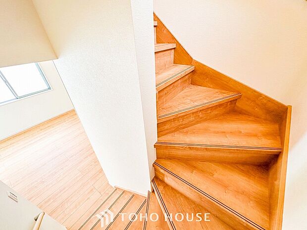 パブリックゾーンとプライベートゾーン繋ぐ階段。豊かな陽光が注ぎ込み、爽やかな住空間を演出。