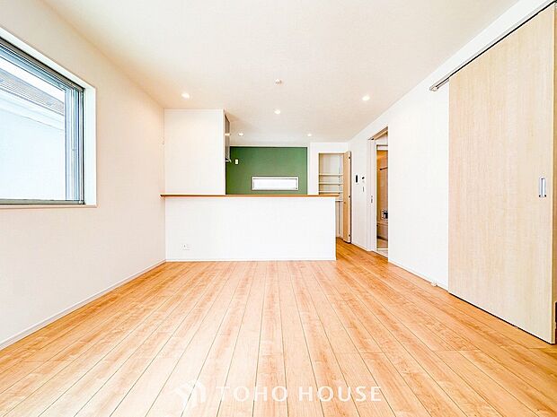 光と風があふれる開放的なリビングダイニングには自然と家族みんなが集まってきます。