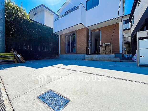 住む人や訪れる人やさしくエスコートする玄関アプローチ。